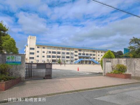 市川市立下貝塚中学校:980m