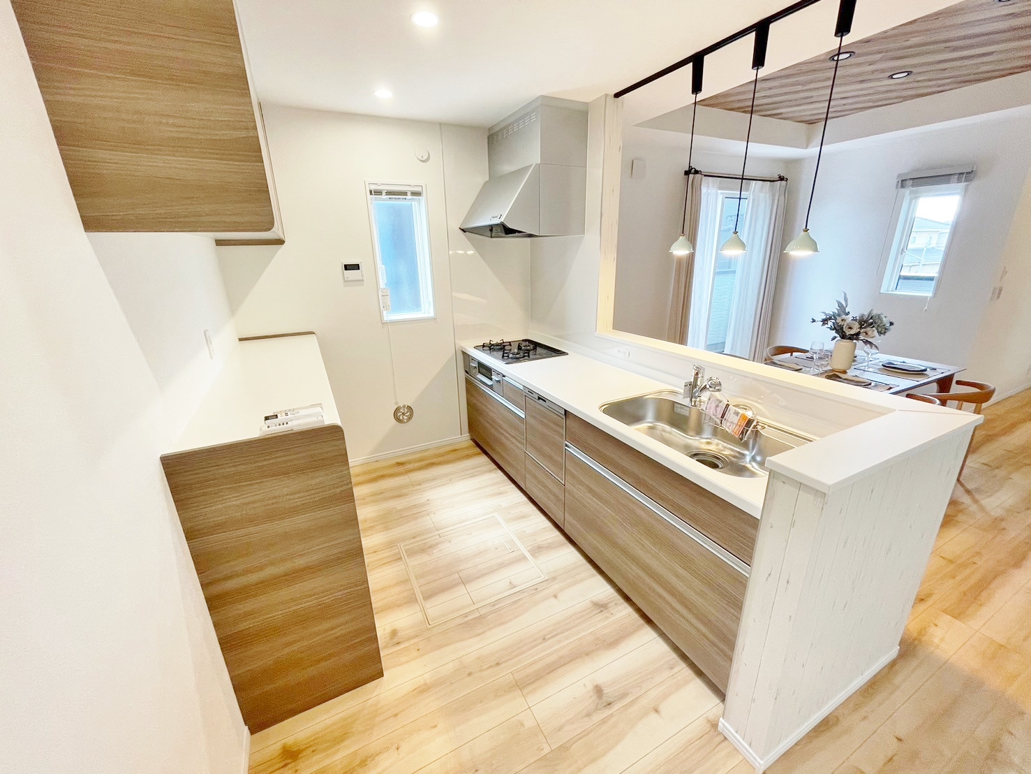 使い易いシステムキッチンで作られる料理で今日も食卓は笑顔いっぱい。