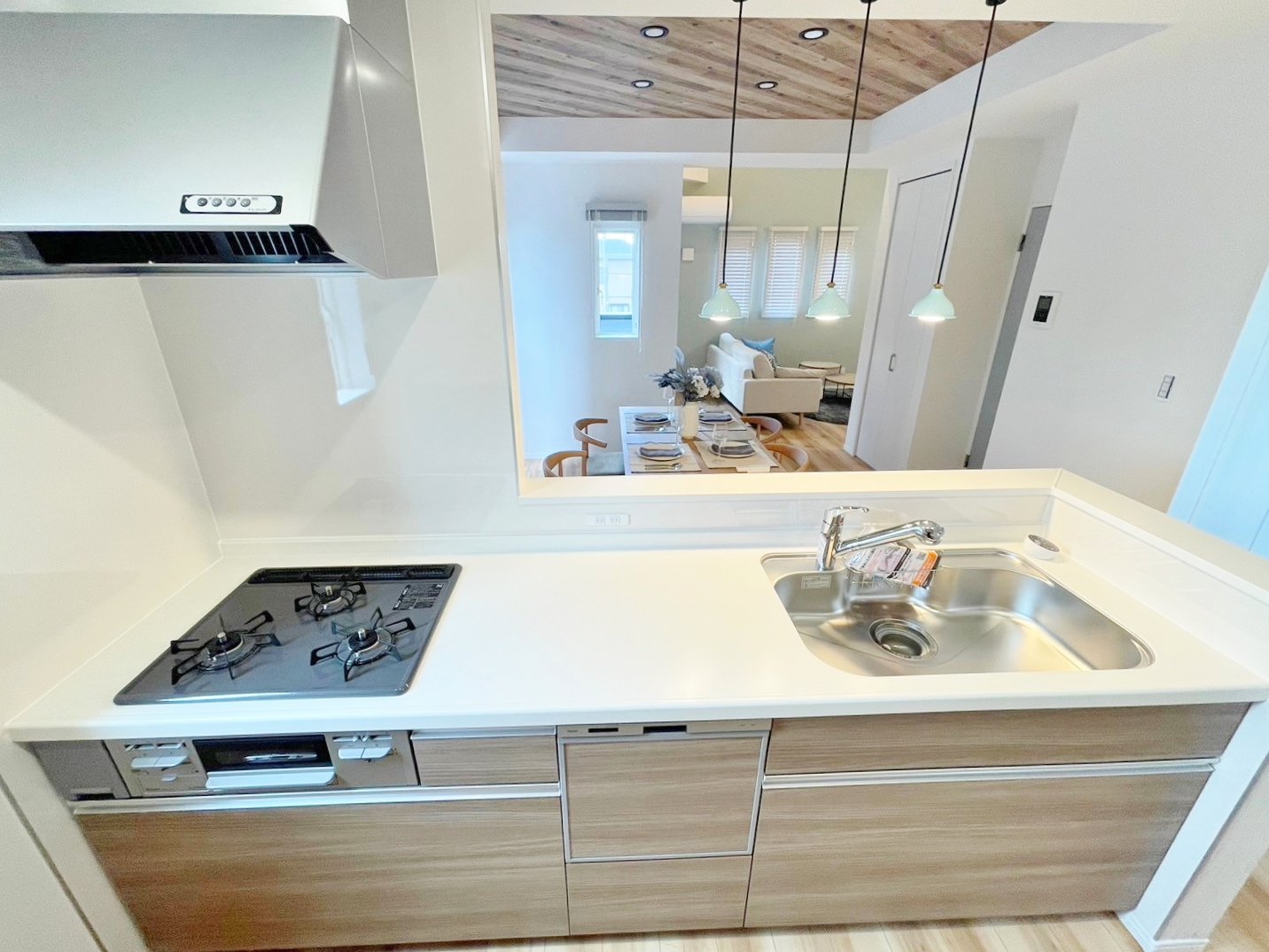 収納スペースをたっぷり確保したシステムキッチンはいつもすっきり美しく保てます。