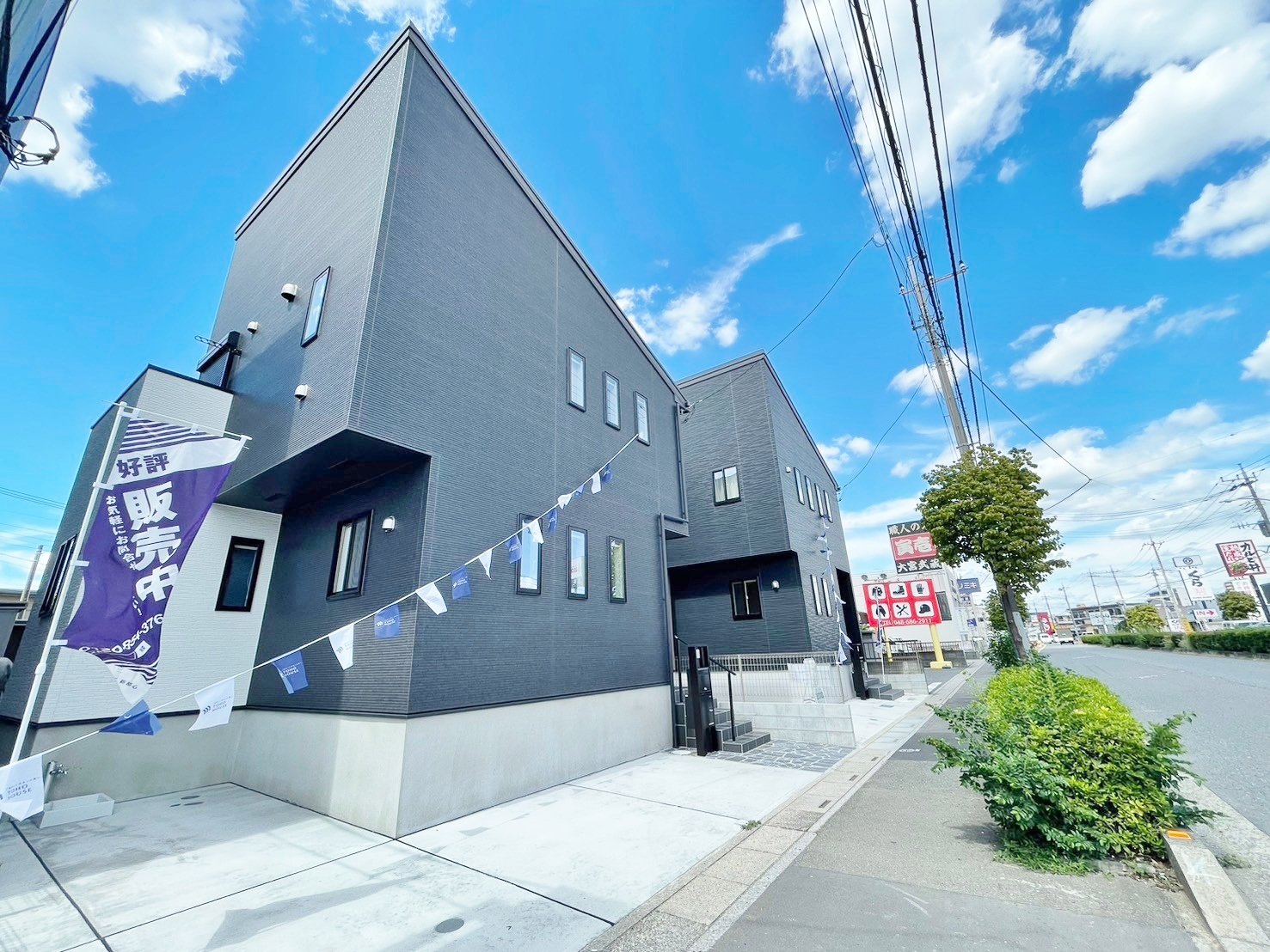 左側が当物件。東大宮駅まで徒歩14分のお住まいです。