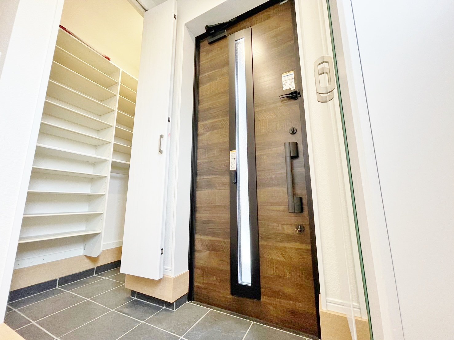 家のシンボルともいえる玄関は訪れる人を魅了します。