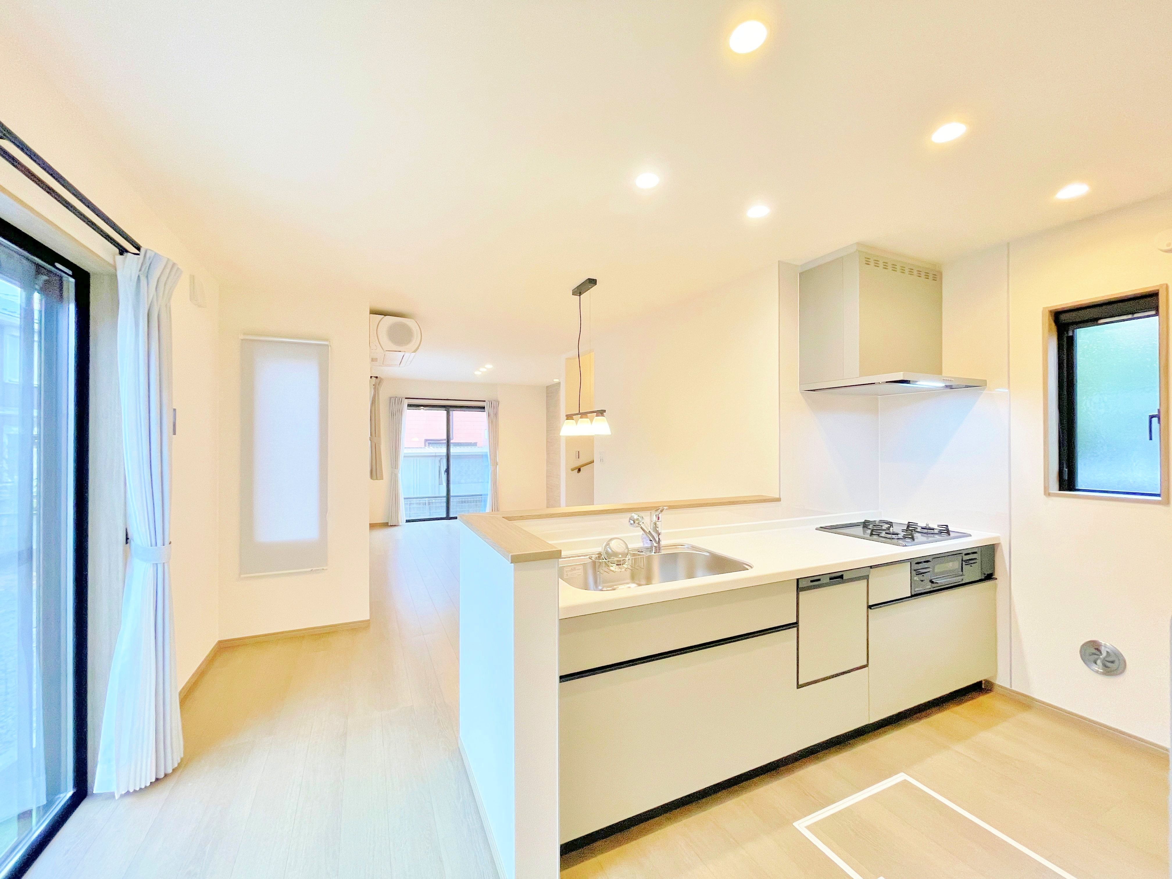 家族全員で食事の支度ができるダイニングキッチン。