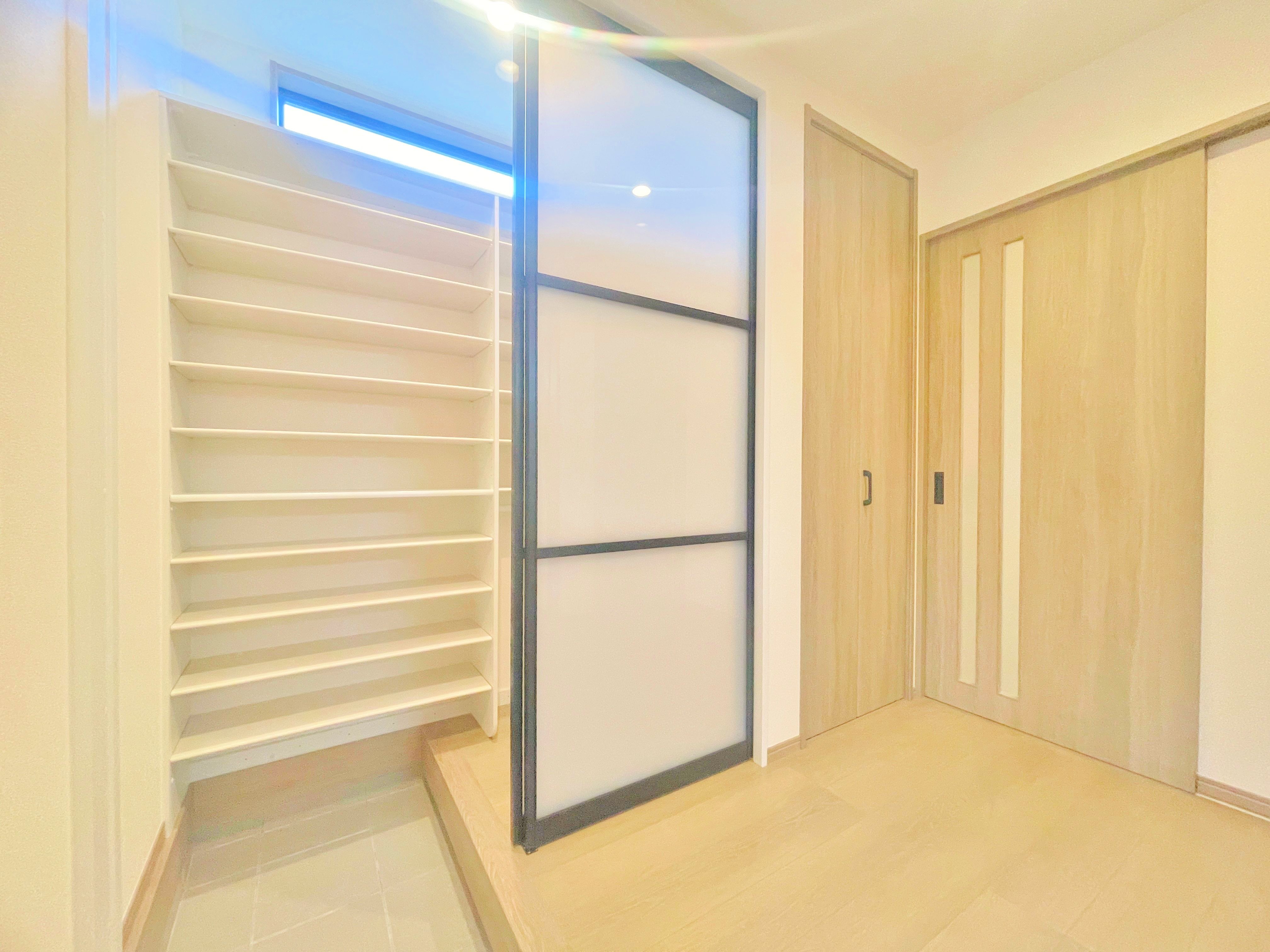 数多くの靴類、ブーツや傘まですっきり収納できます。