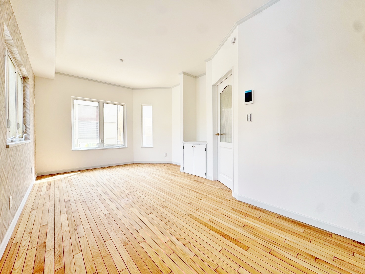 室内には豊かな陽光が注ぎ込み、爽やかな住空間を演出。