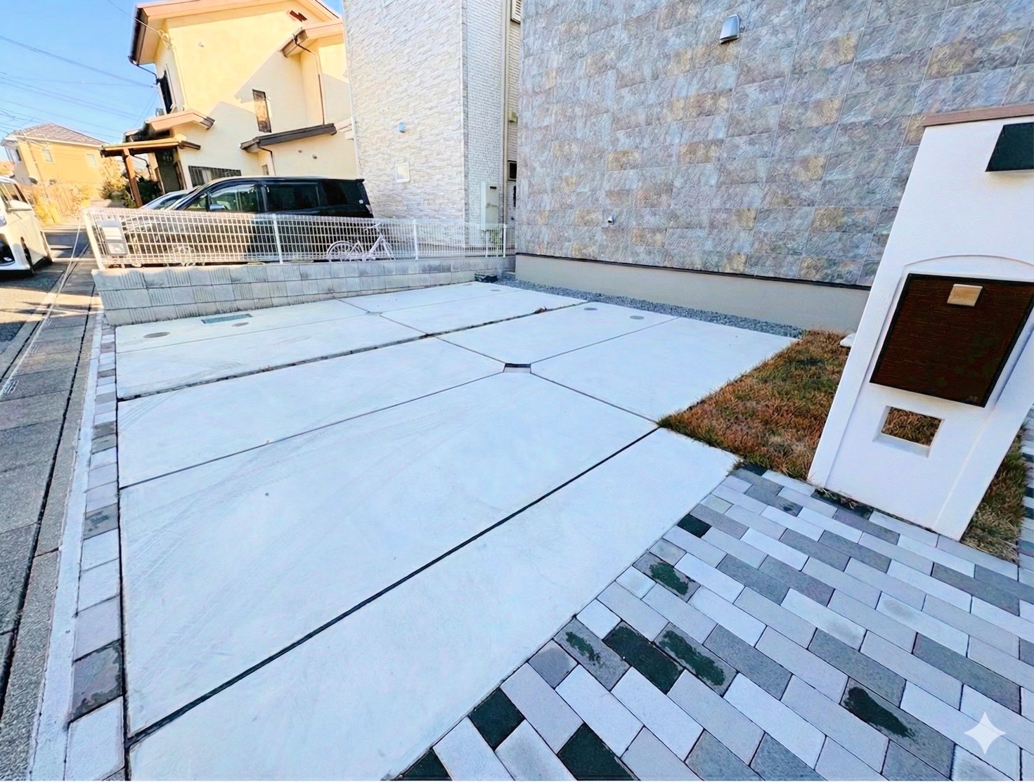 4ｍ公道に面したゆったりとした駐車スペース。お車の駐車が苦手な方も安心です。