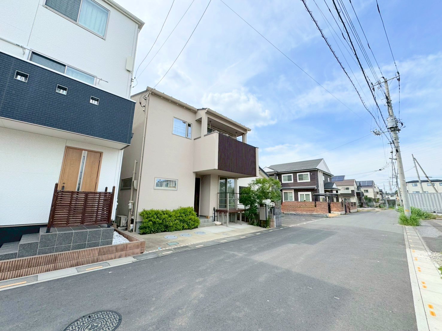ロフト付きの開放的なリビング。豊かな光と風を運んでくれるわが家自慢の場所。