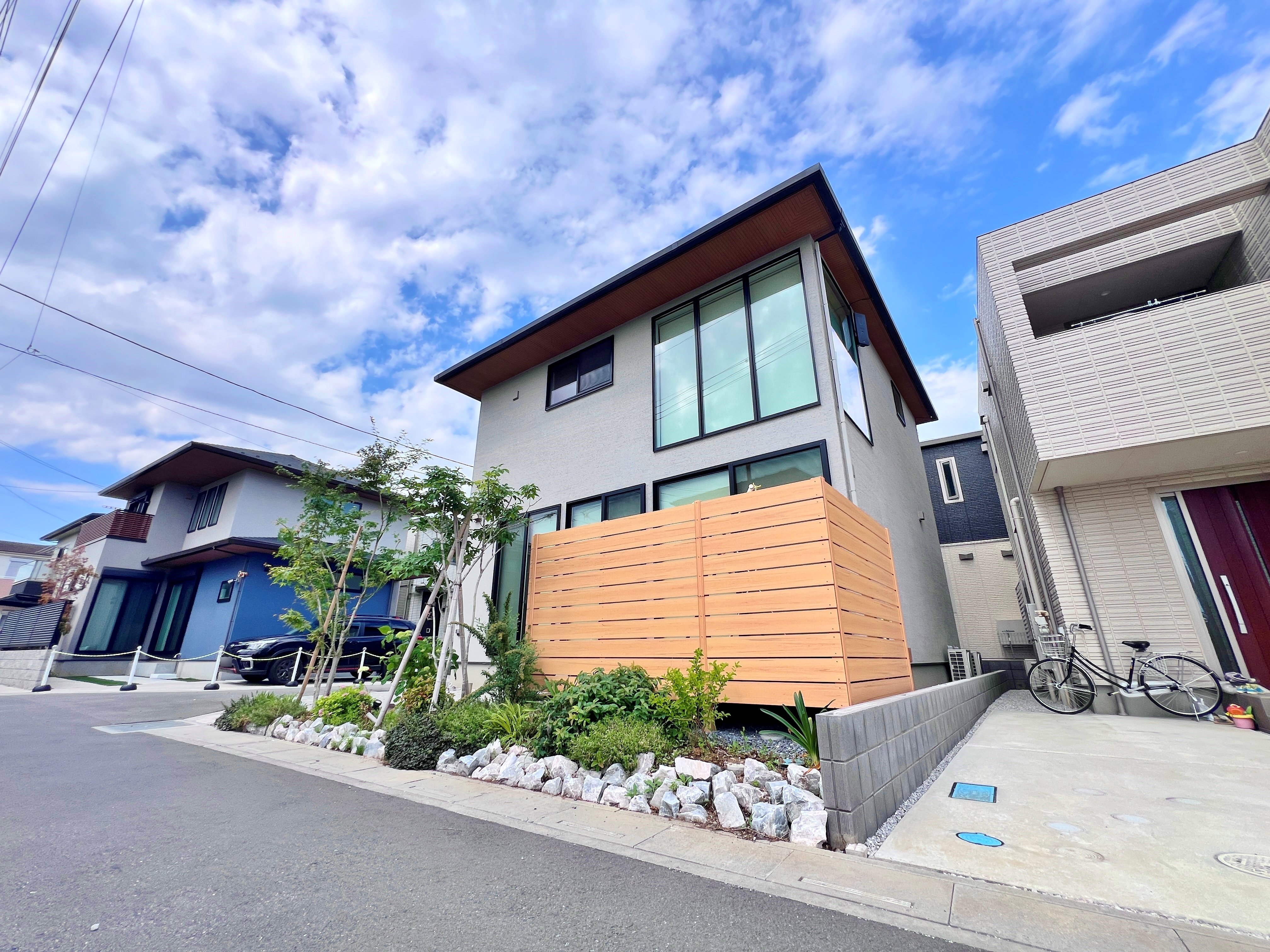 アイランドキッチンを採用し、スムーズな動線を確保。