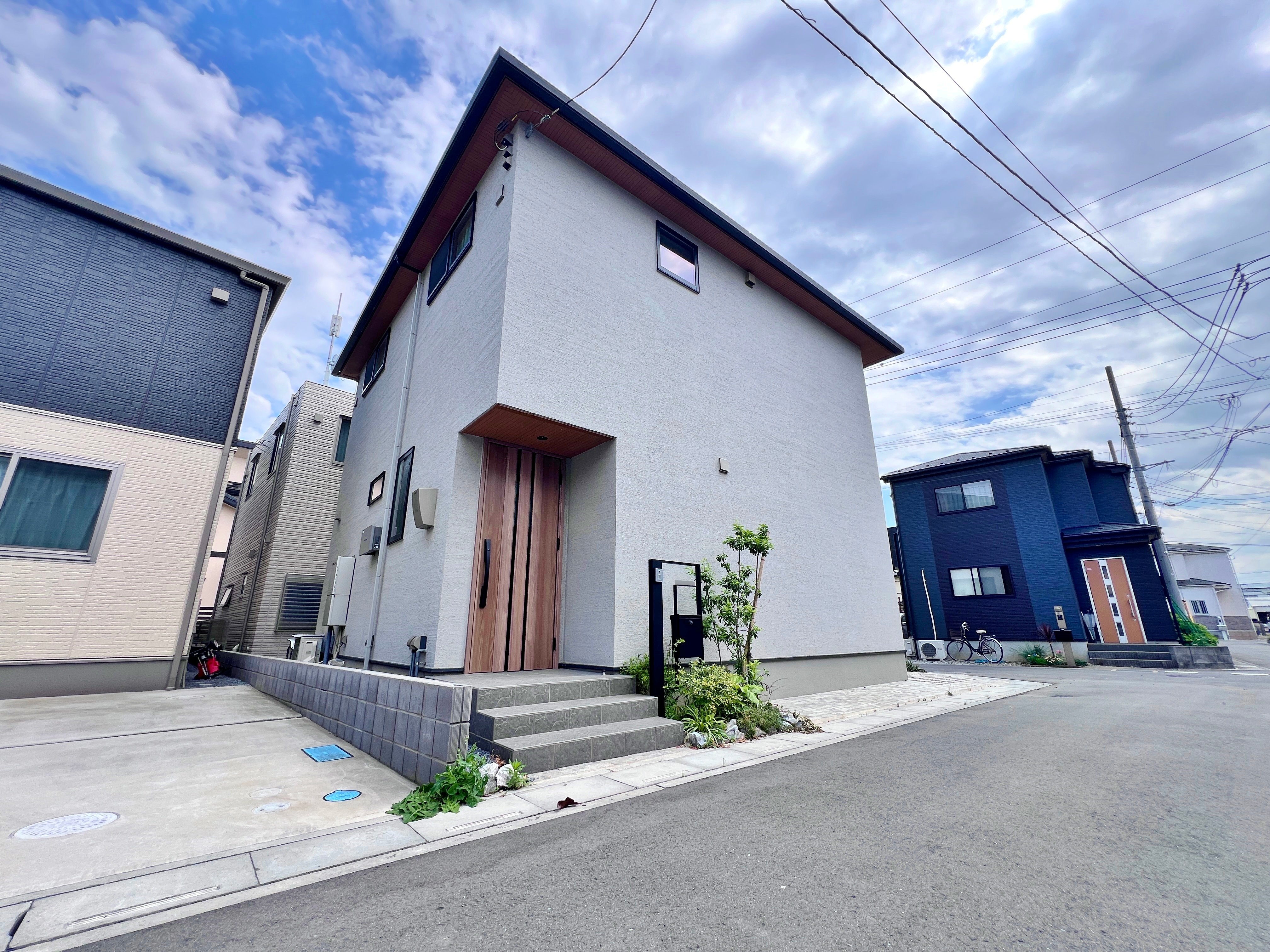 2022年8月築。太陽光パネル搭載、電動カーテンなど充実の設備・仕様。