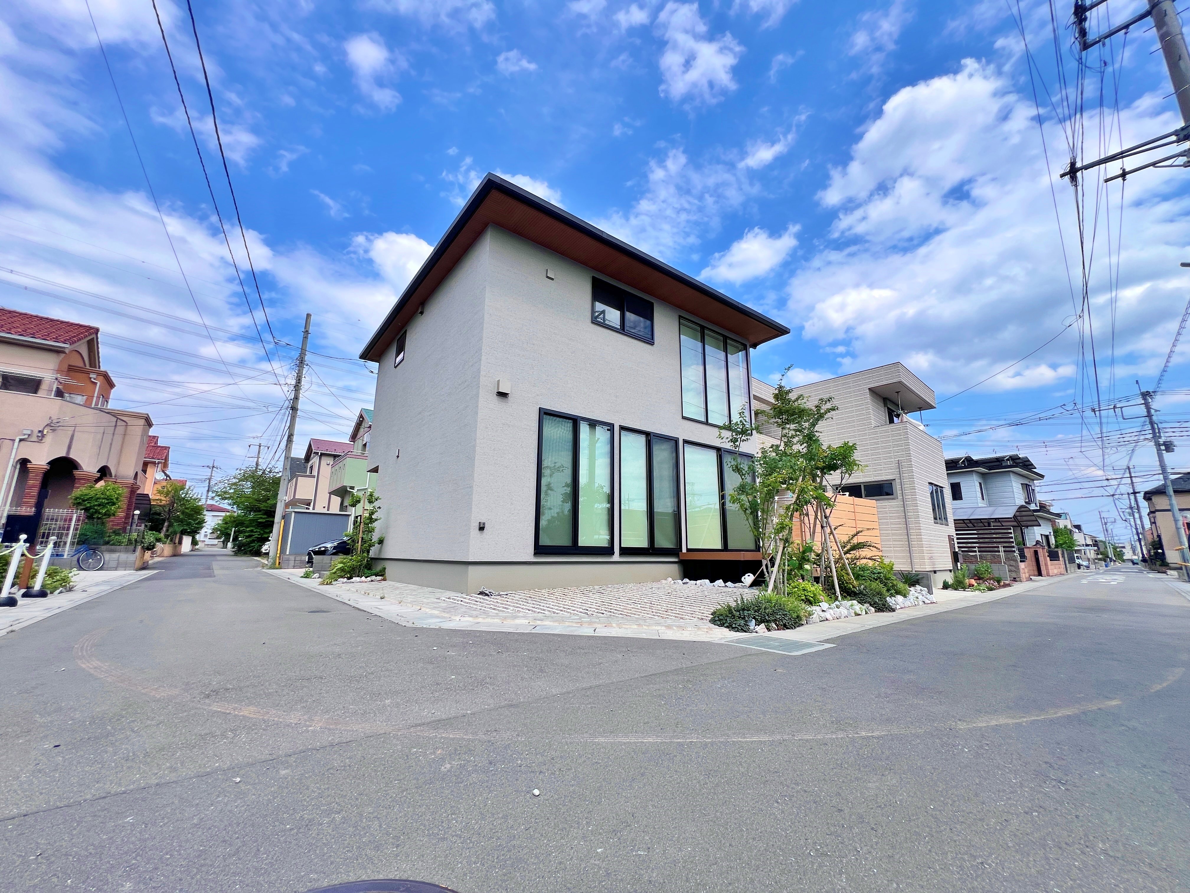 広々としたリビングには吹抜をあしらい、開放感を演出します。