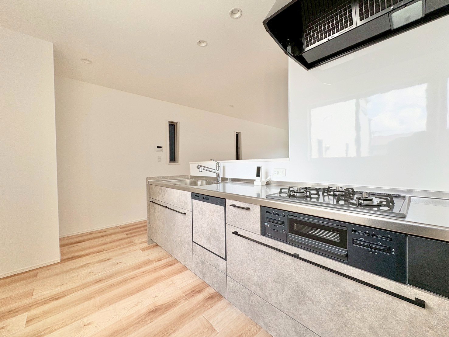 収納も多く、大きな鍋やフライパン、調味料などもスッキリ片付きます。