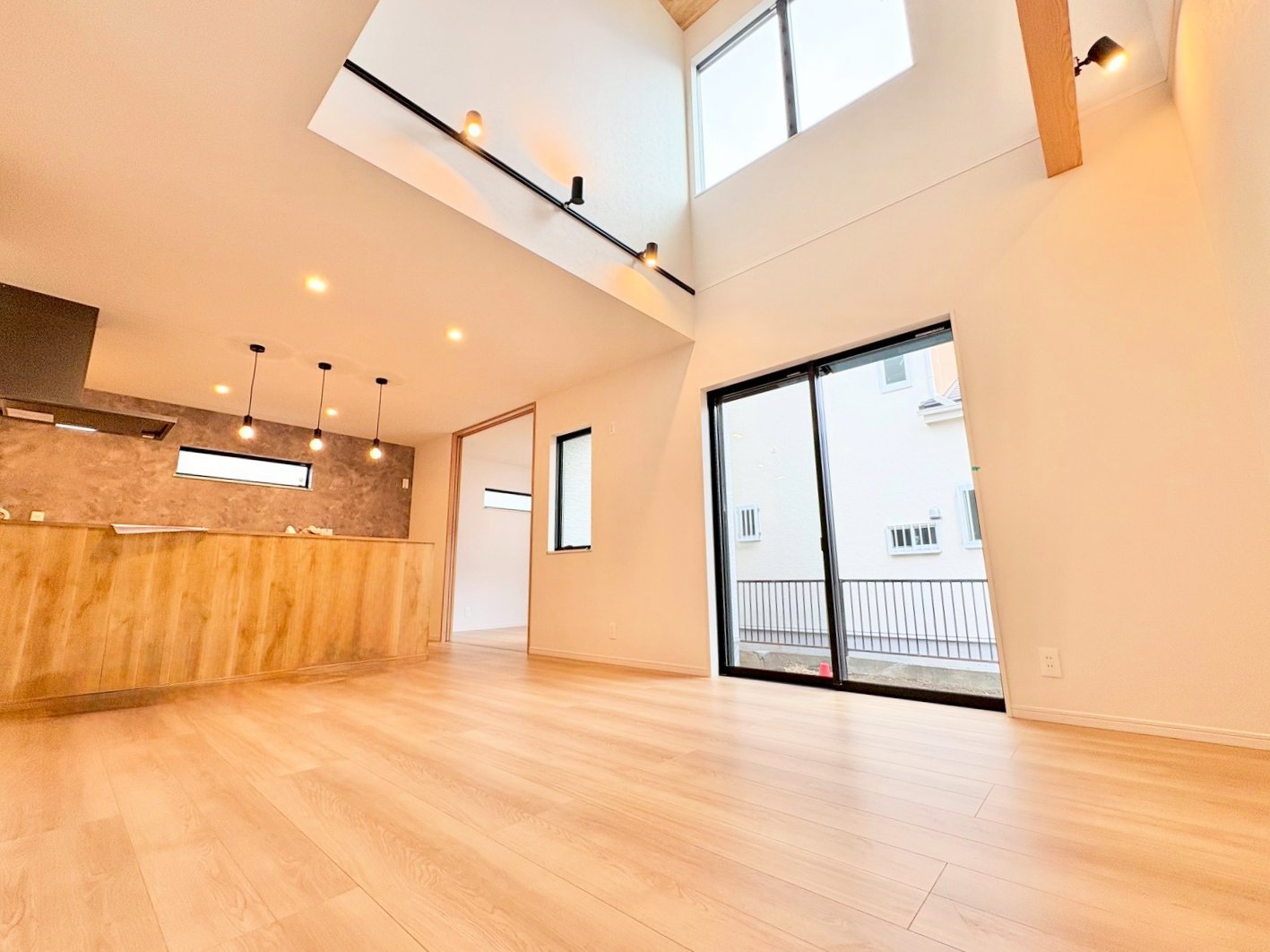 吹抜のある開放的なリビング空間に豊かな光が差し込みます。