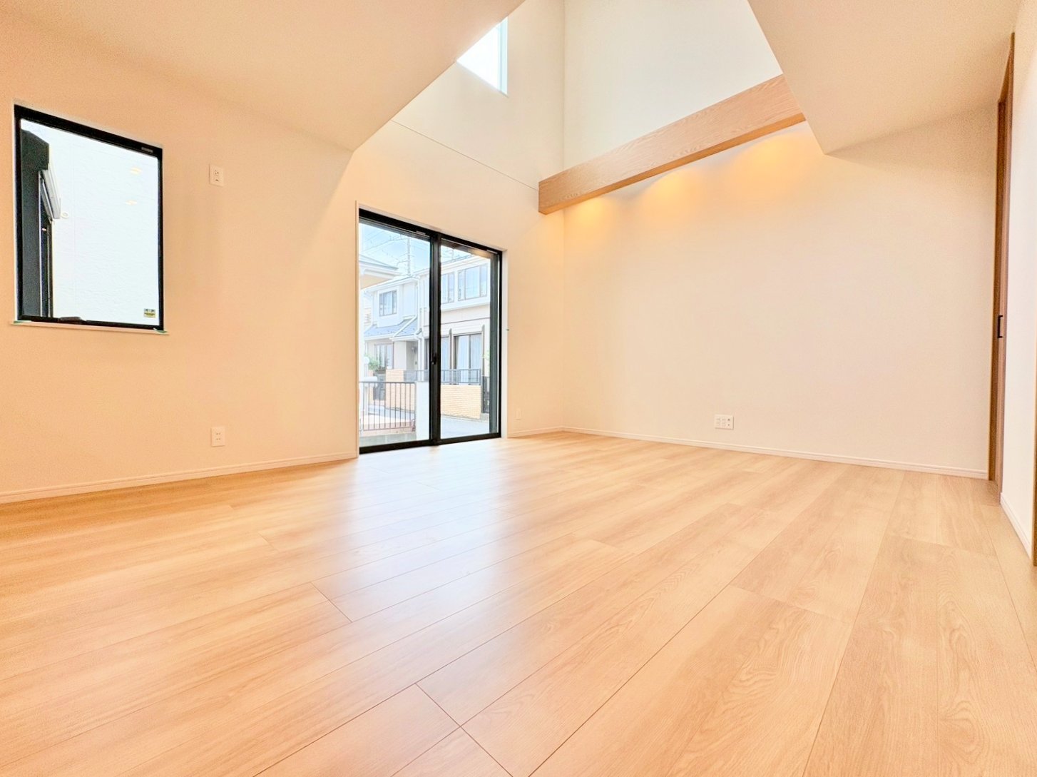 吹き抜けからは陽光を豊かに採り入れ、明るく広がりのある空間を創出。