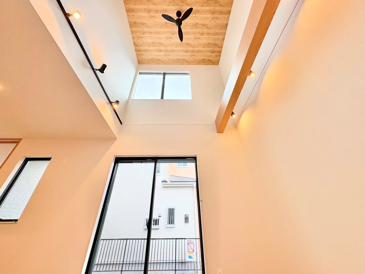 開放感のある吹き抜けは爽やかな空間を創り上げます。