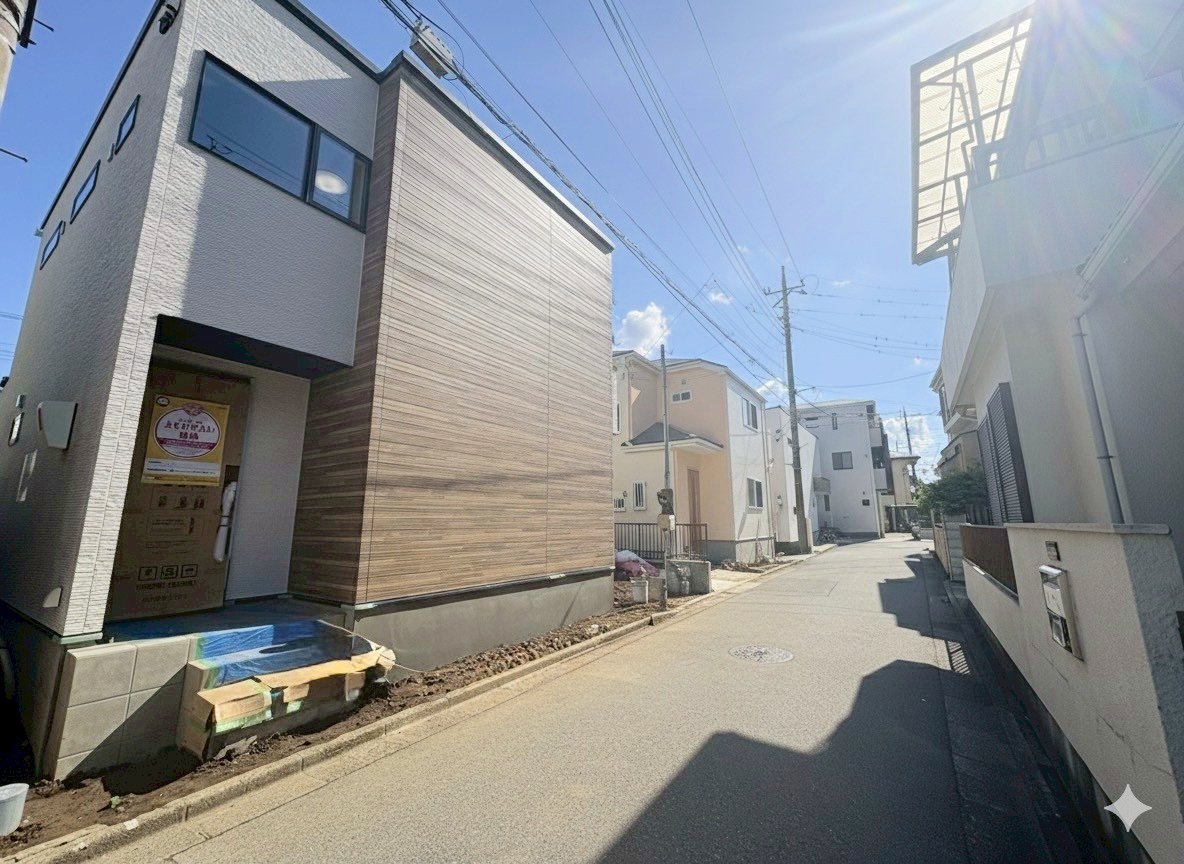 与野駅まで徒歩１９分、小・中学校まで徒歩12分以内でお子様の通学も安心です。(令和7年10月 撮影)