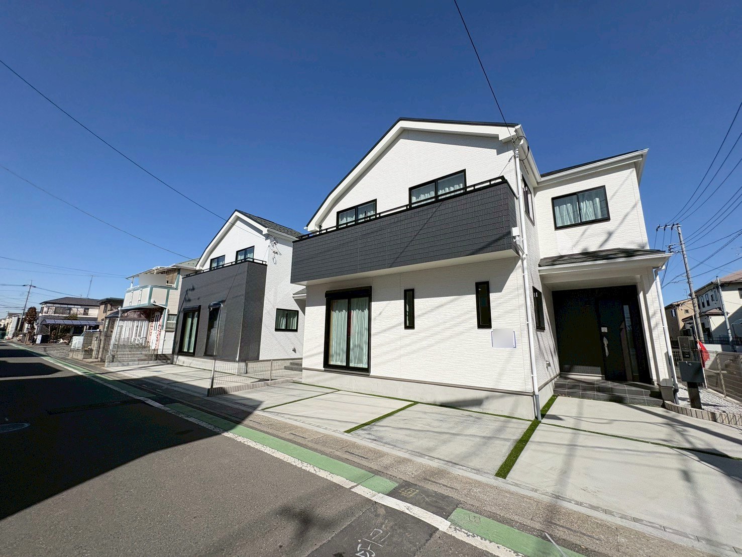 右側が当物件。指扇駅徒歩20分の立地。閑静な住宅街に佇みます。