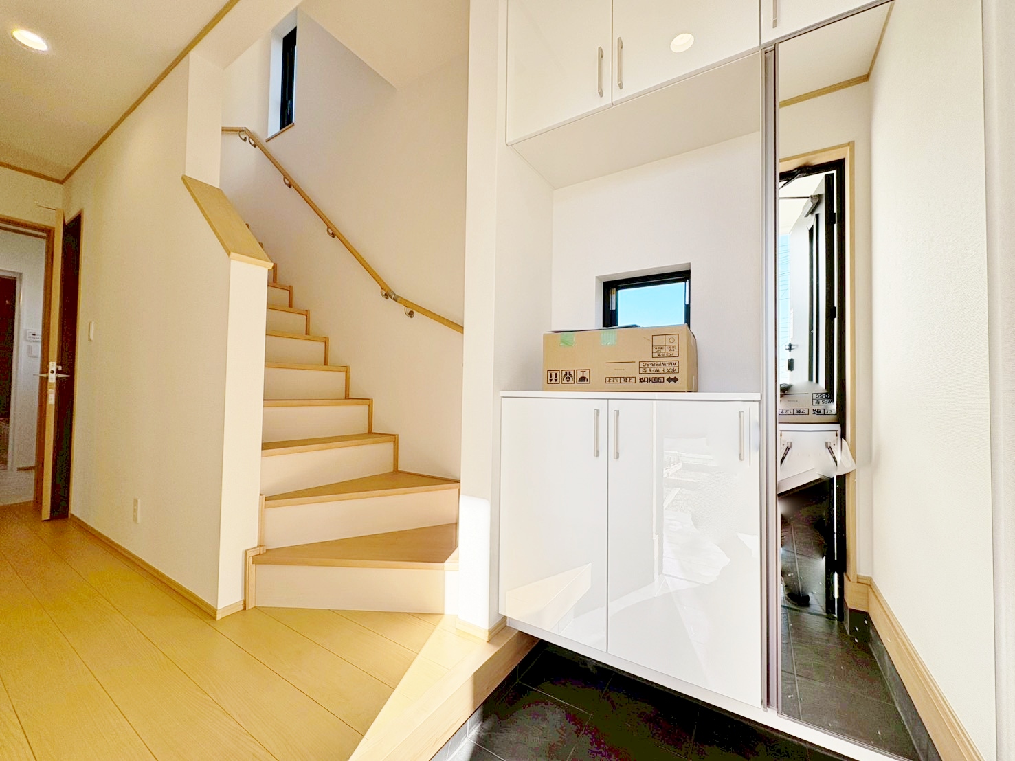 明るさと清潔感を兼ね備えた玄関が建物内へと導きます。