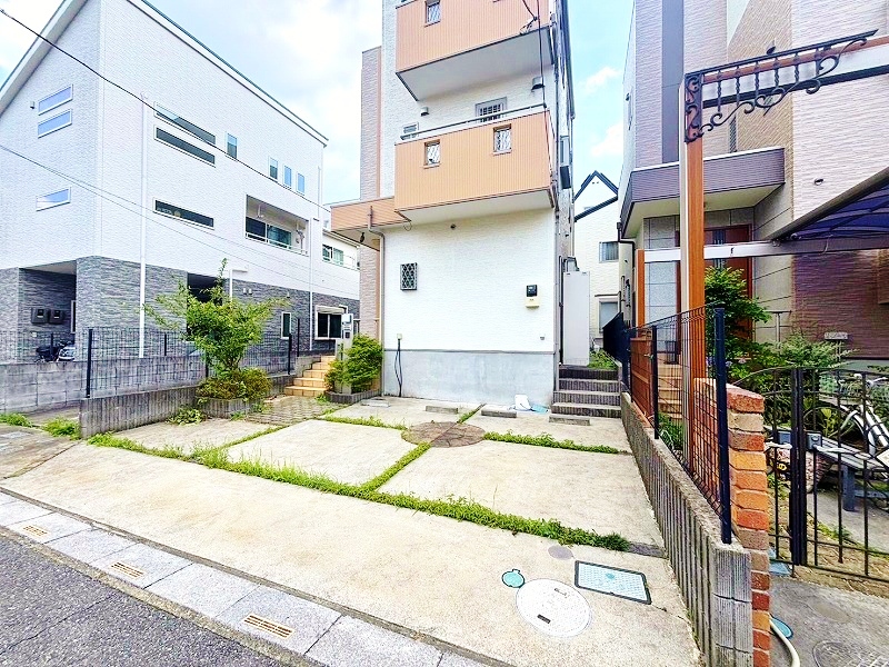 カースペースは2台駐車可能です。（車種による）