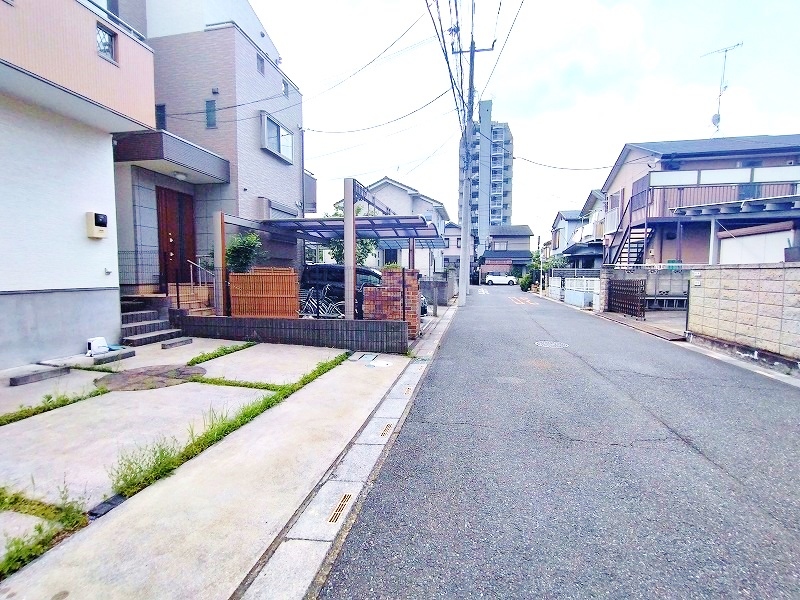 前面道路幅員６mでの出入りやすれ違いにも十分です。