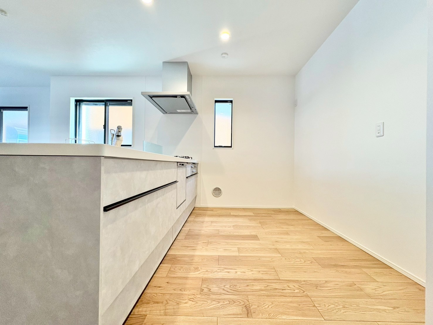 窓から自然光が入り、爽やかなキッチンを演出。