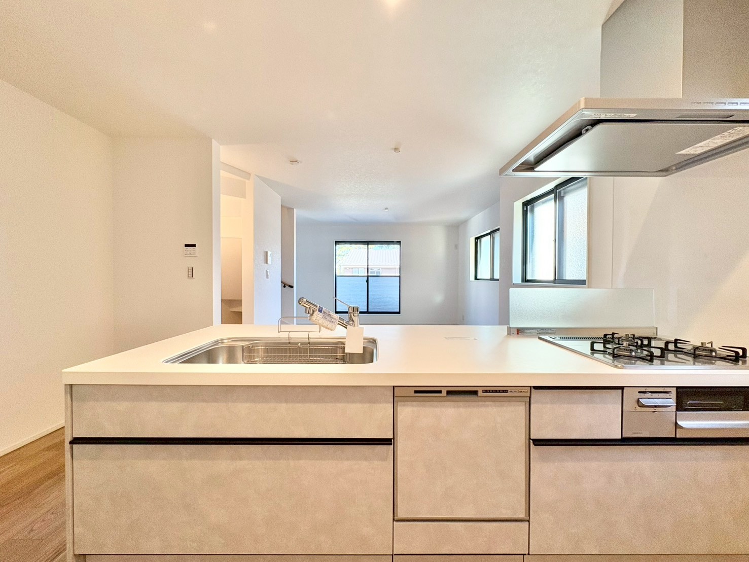 対面式キッチンはお料理しながら家中が見渡せ、家族の会話も弾みます。