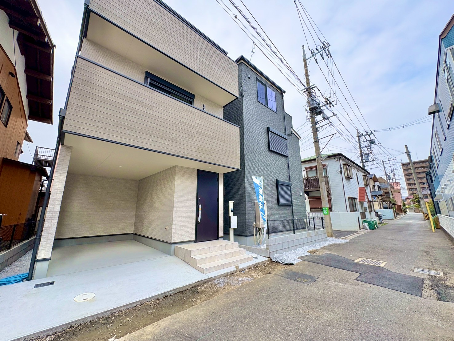 左側が当物件。中浦和駅徒歩9分の閑静な住宅街です。