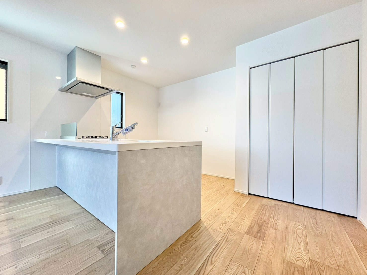 キッチンには食品や生活用品などを一カ所にまとめて集中収納できるパントリー付き。