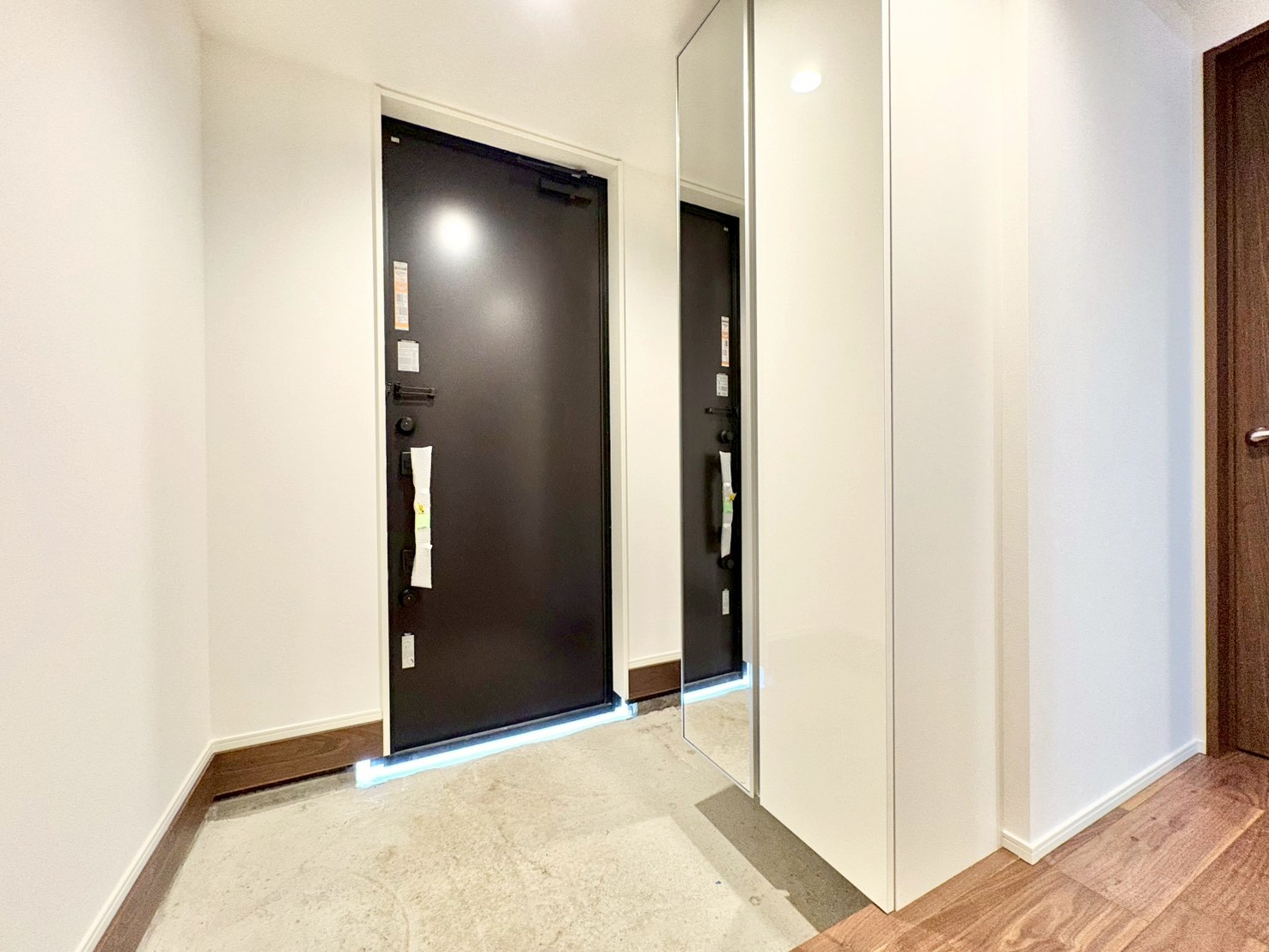 玄関ドアを開けた瞬間、その煌びやかさに感動する空間に出会う。(令和7年12月 撮影)