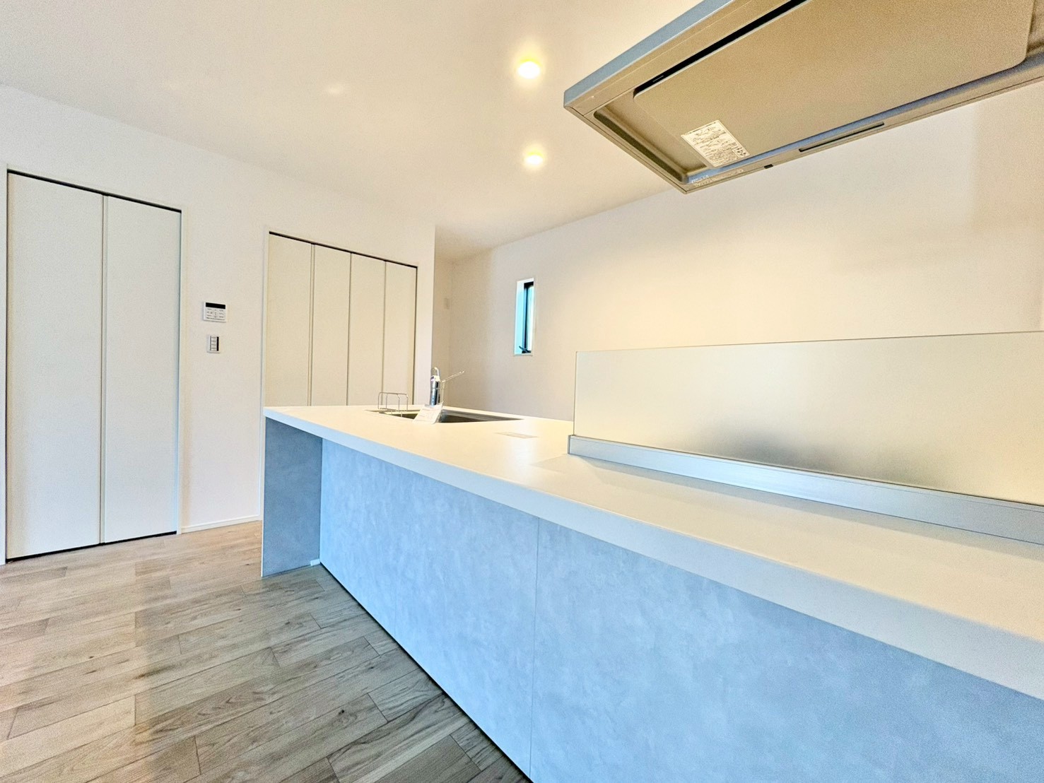 お気に入りの雑貨やグリーンを飾るのも良いですね。