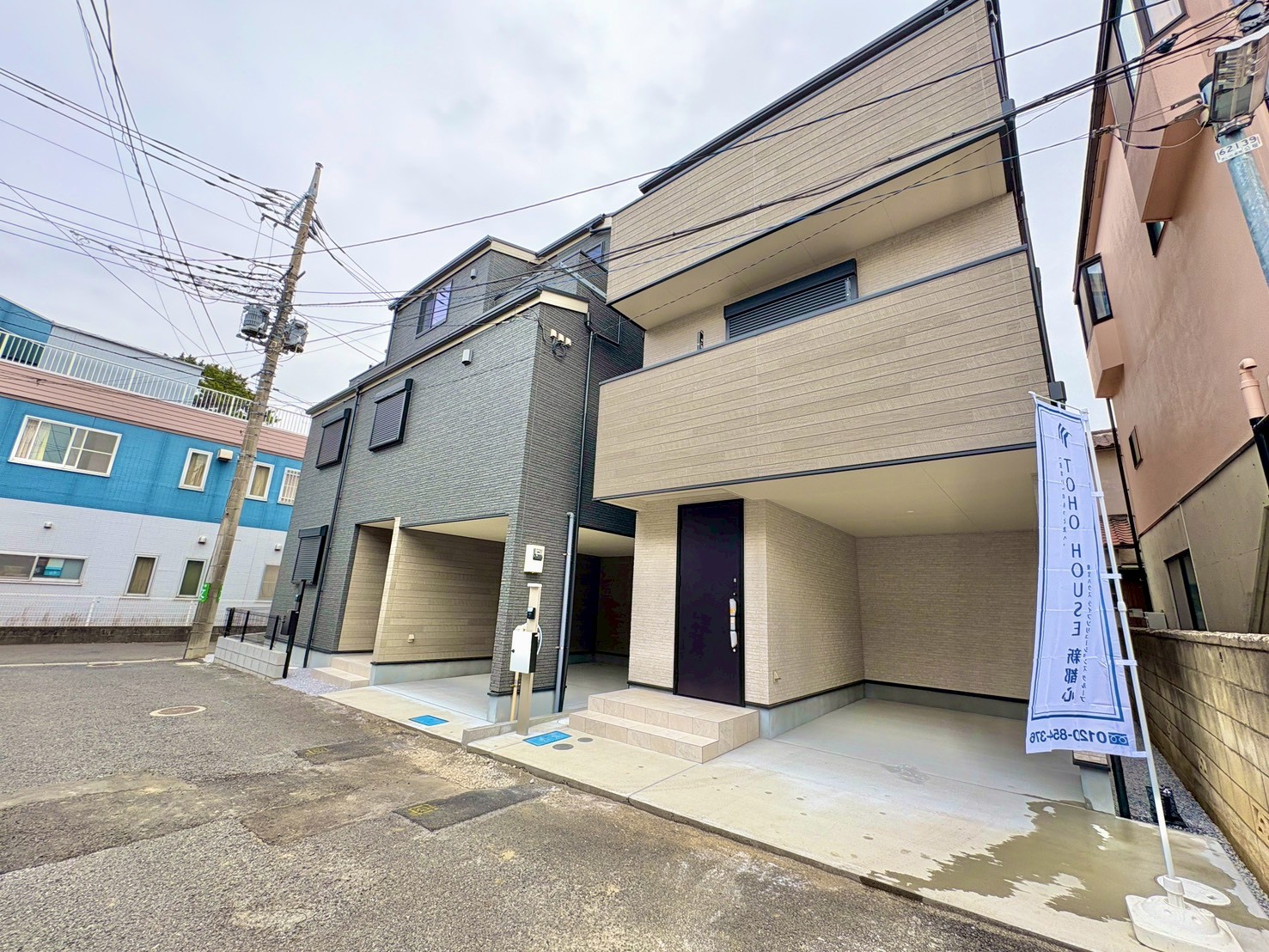 右側が当物件。中浦和駅徒歩9分、小学校まで徒歩8分で通勤・通学に便利な立地。