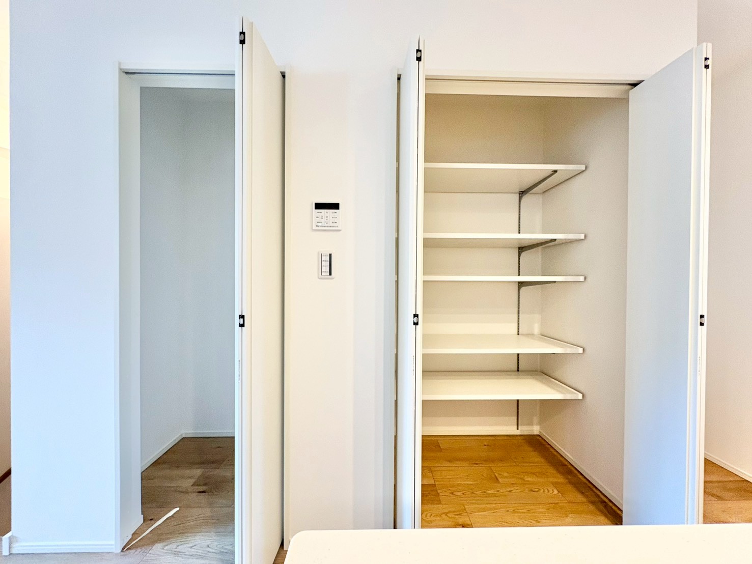 キッチンにはパントリーを設け、色々な物を収納できるスペースを確保しました。