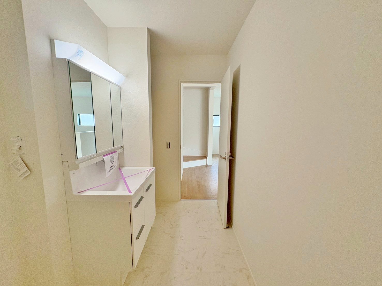 リビング階に設けた洗面室。家事動線にも配慮された設計。