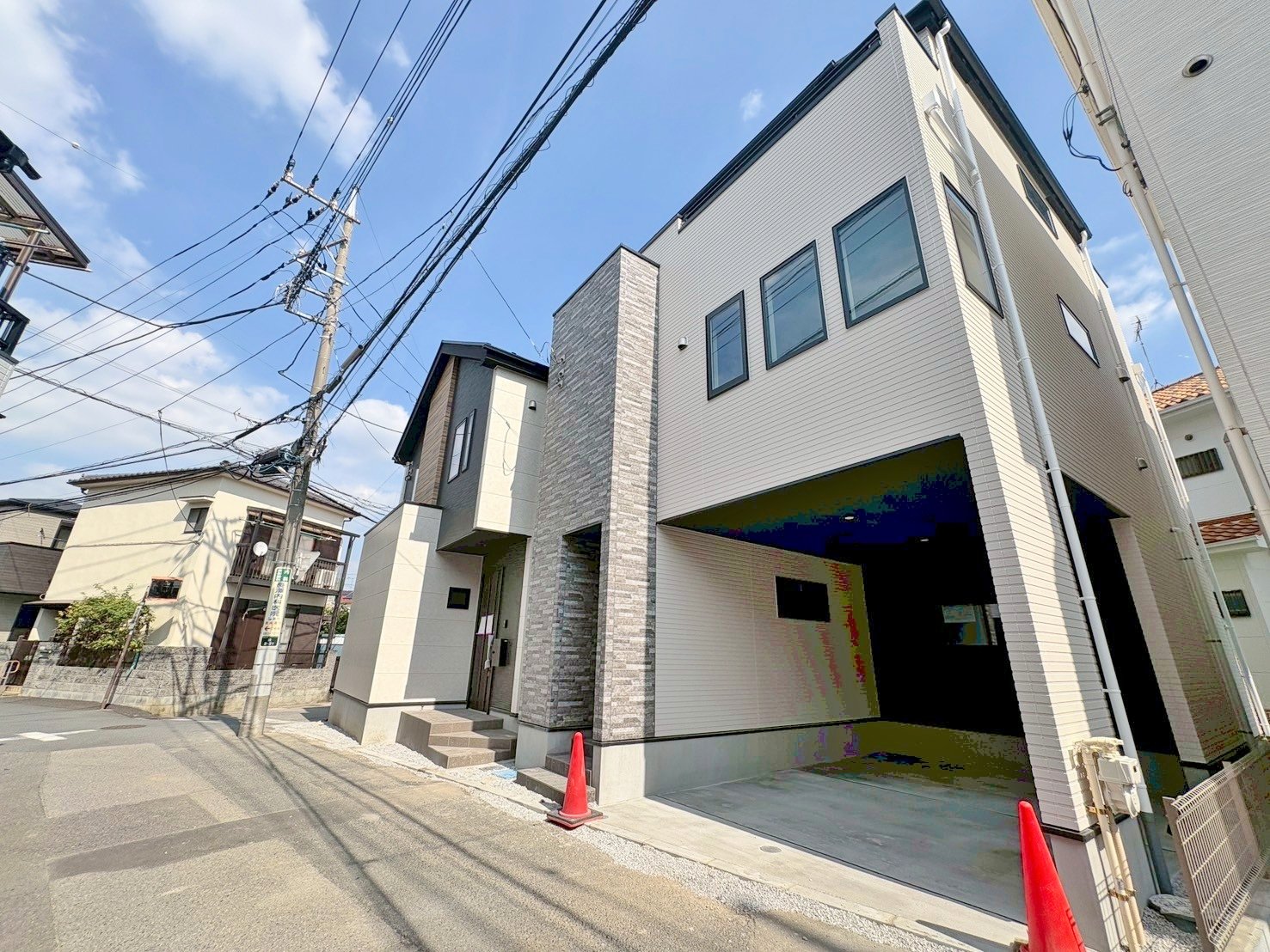 右側が当物件。北戸田駅徒歩15分、南浦和駅徒歩20分の立地。