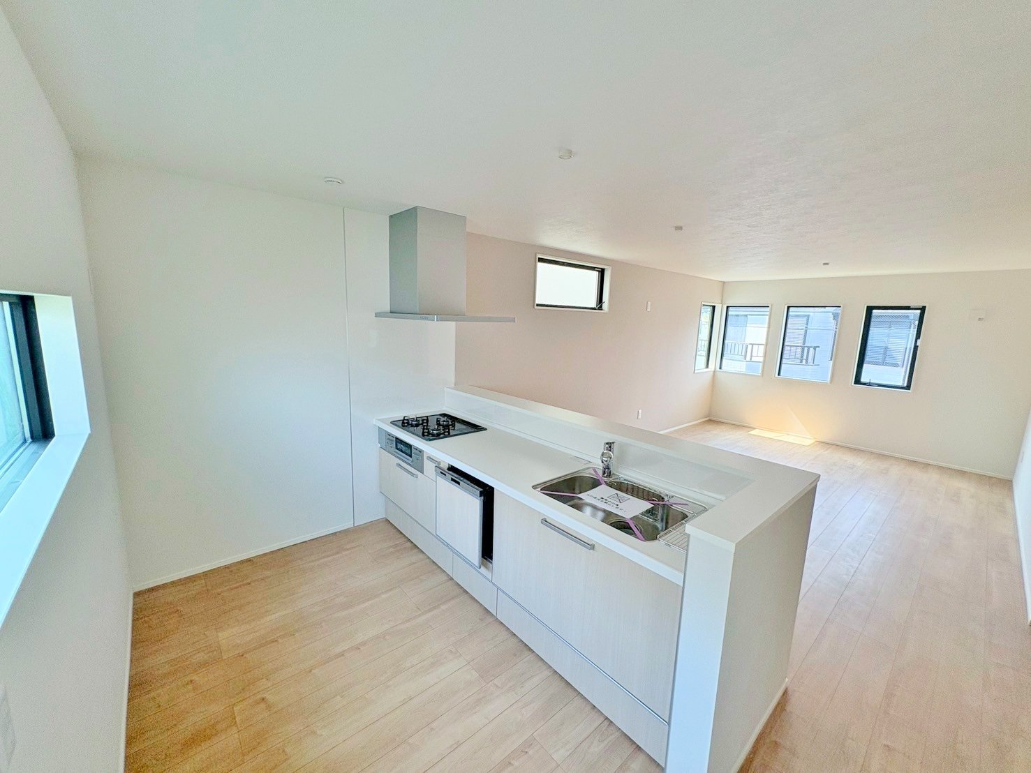 キッチンからリビング全体を見渡せます。