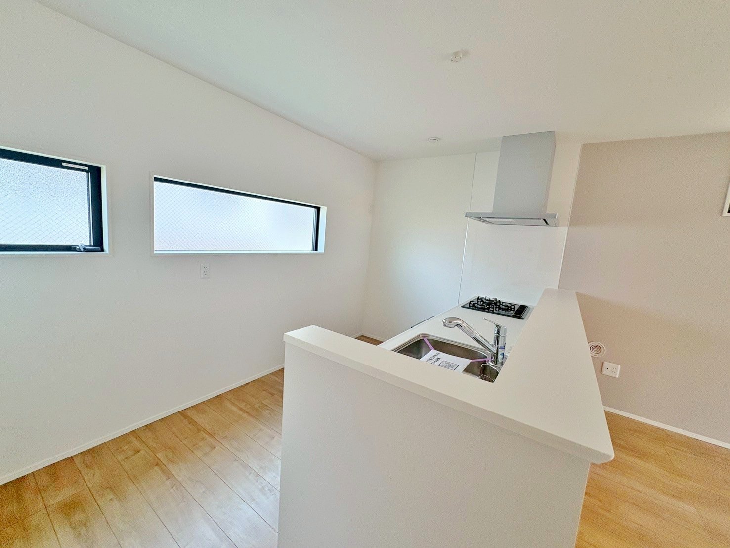 明るい自然光が入る作業スペースを多くとったキッチン。