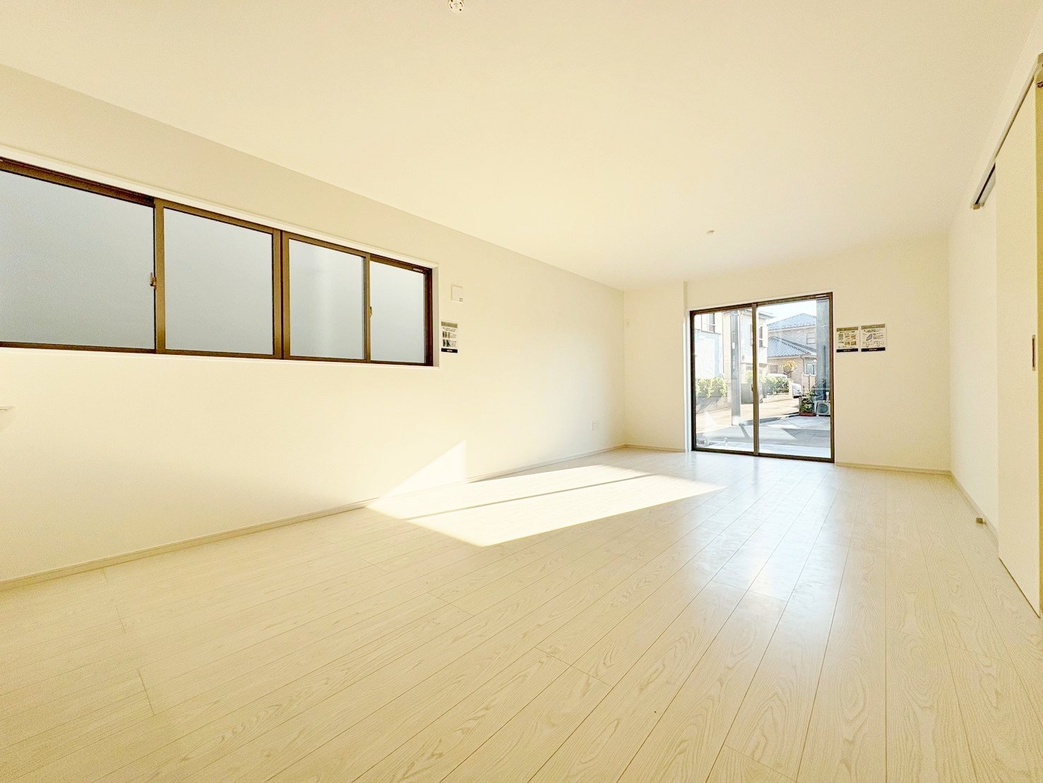 室内には豊かな陽光が注ぎ込み、爽やかな住空間を演出。