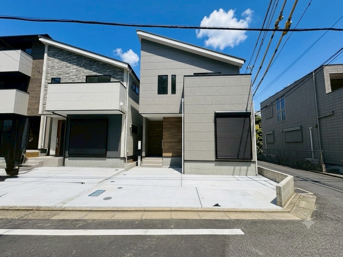 左が当物件。勾配ある屋根が印象的な外観です。(令和8年7月 撮影)