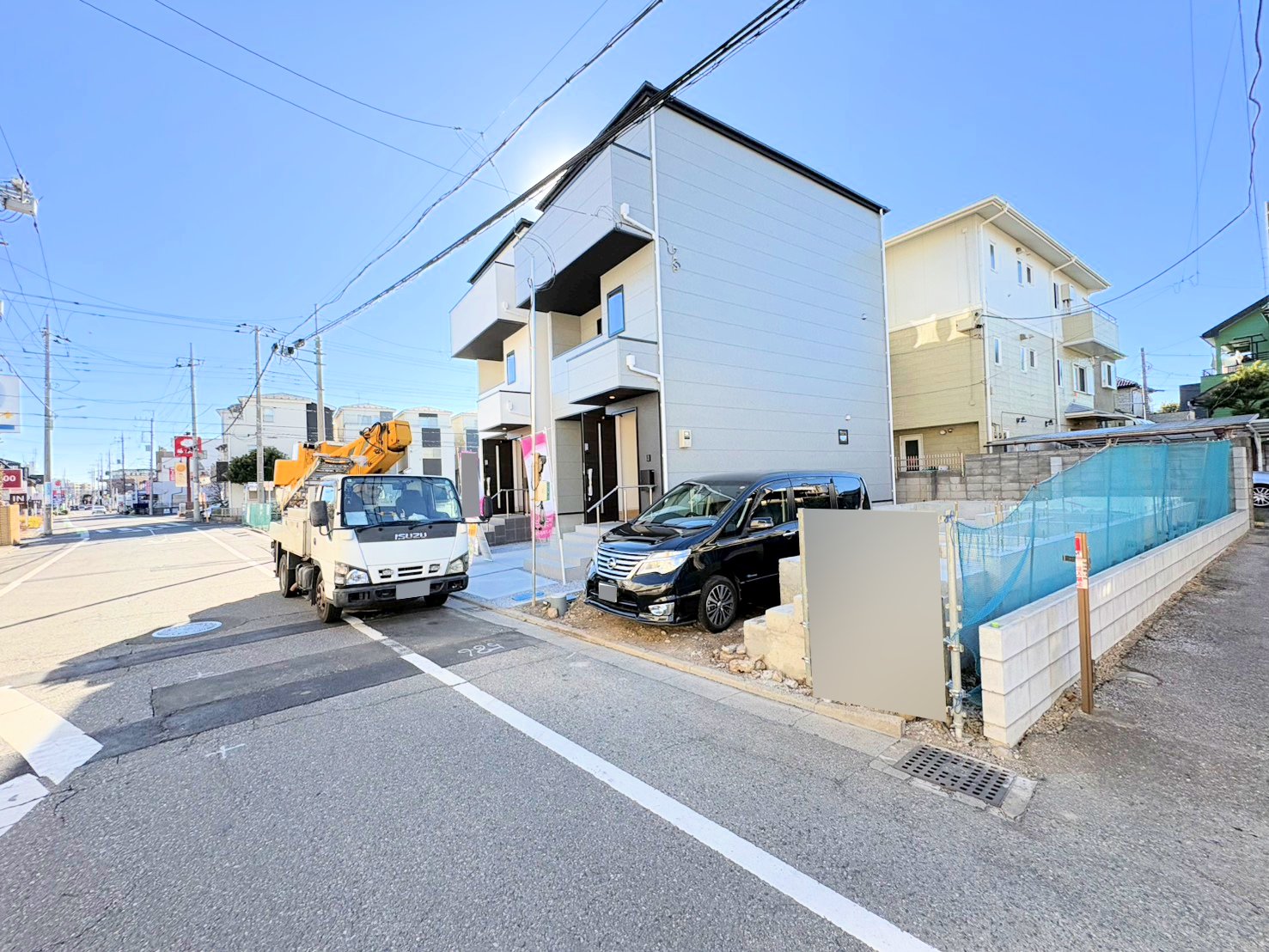 右端の区画が当物件。小・中学校まで徒歩8分以内でお子様の通学も安心です。(令和8年1月 撮影)