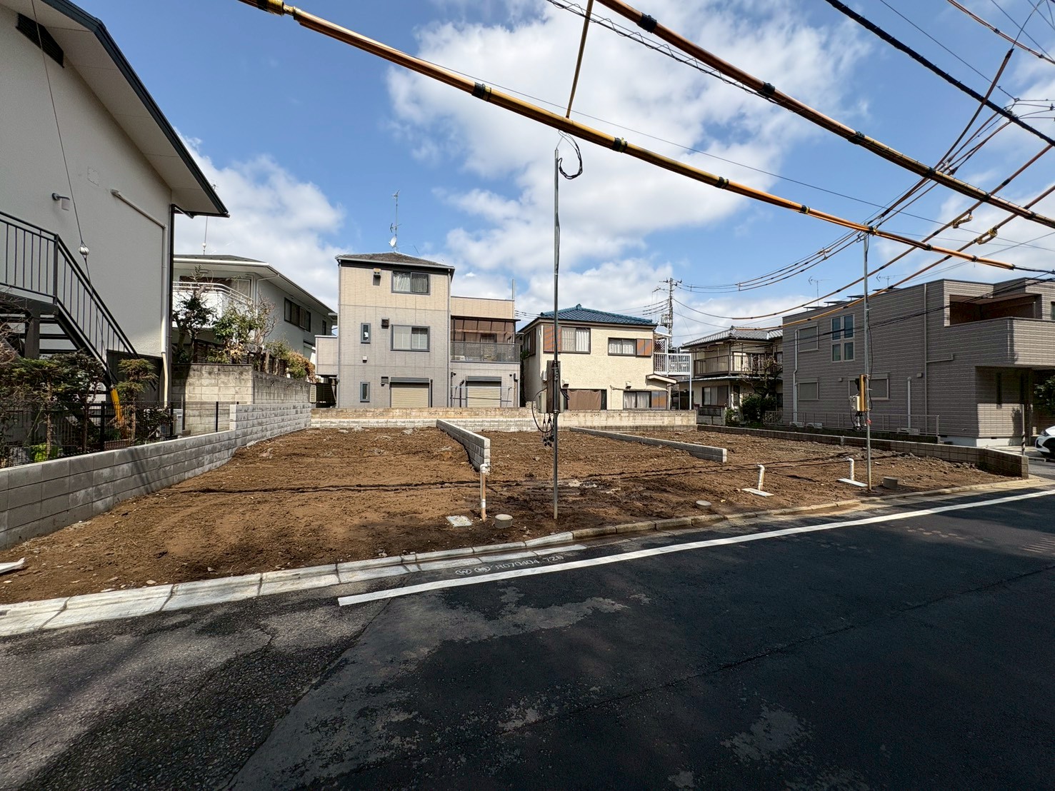 リビングに床暖房完備。キッチンからリビング全体を見渡せます。(令和8年3月 撮影)