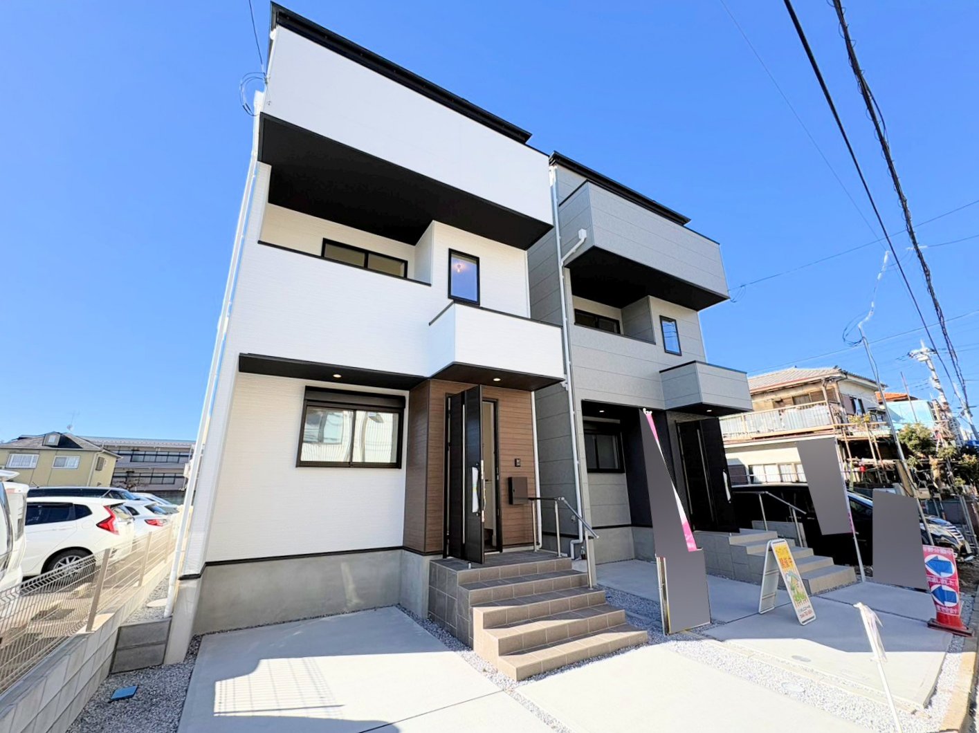 左端が当物件。プライバシーに配慮した2階リビング設計。