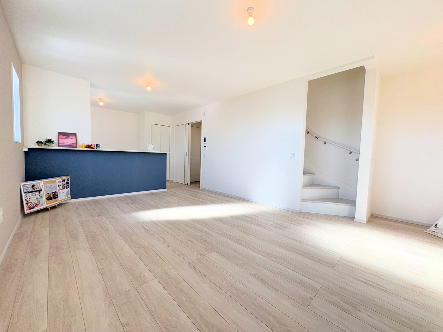 室内には豊かな陽光が注ぎ込み、爽やかな住空間を演出。