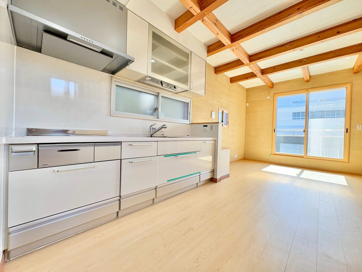 ホワイトを基調にした清潔感のあるキッチン。