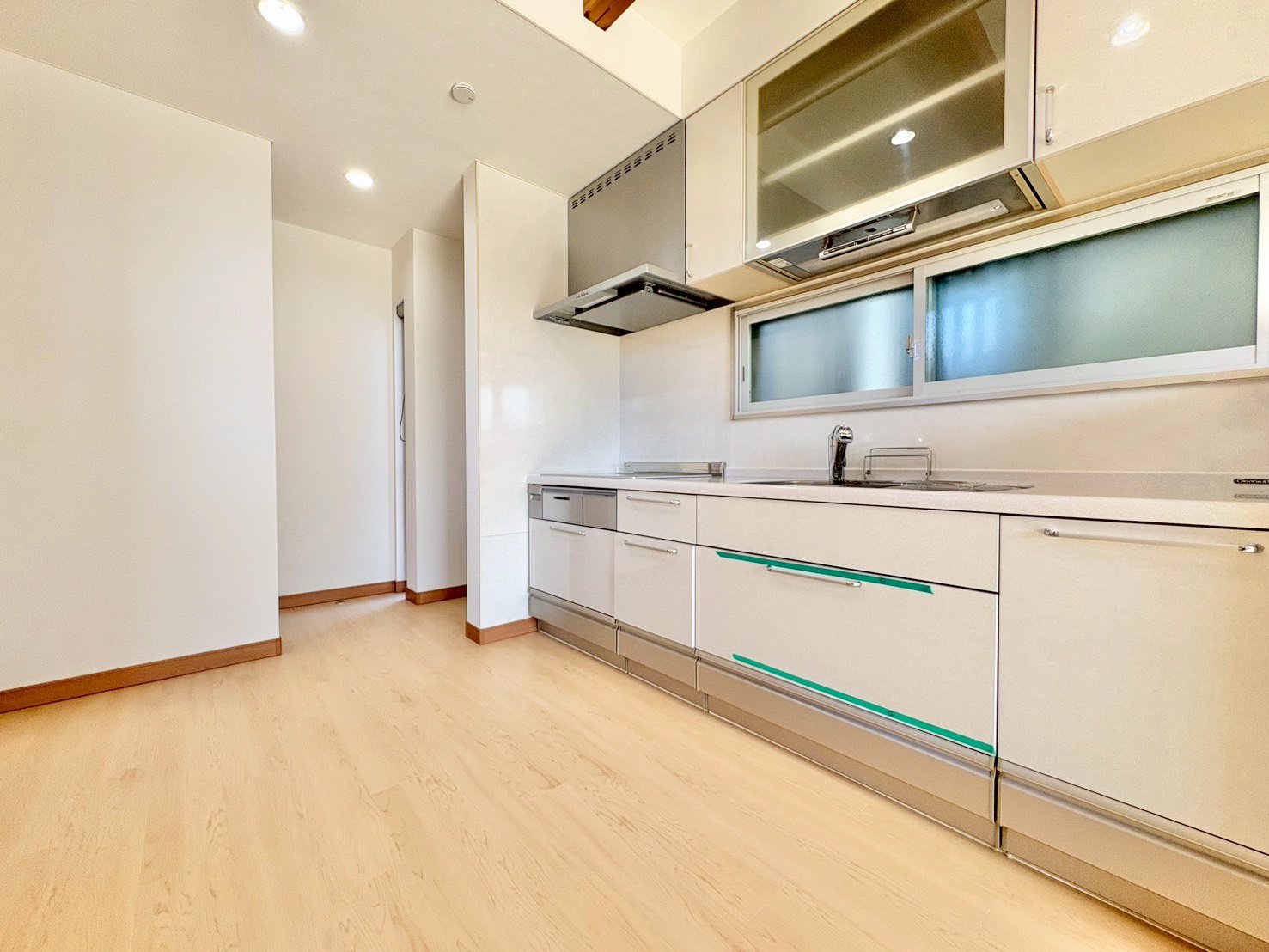 収納も多く、大きな鍋やフライパン、調味料などもスッキリ片付きます。