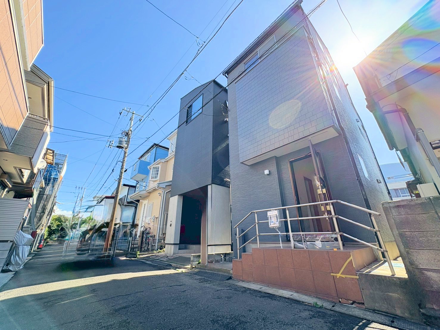 南与野駅徒歩5分の立地。シャープなフォルムで佇む外観。