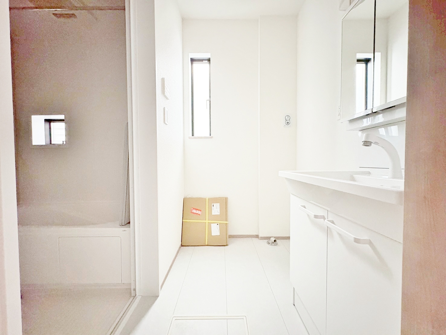 毎日使う場所だからこそ、明るく清潔感溢れる脱衣所に仕上げました。