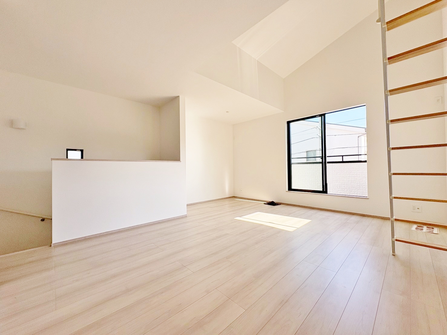 バルコニーからの明るい陽光がお部屋に差し込みます。