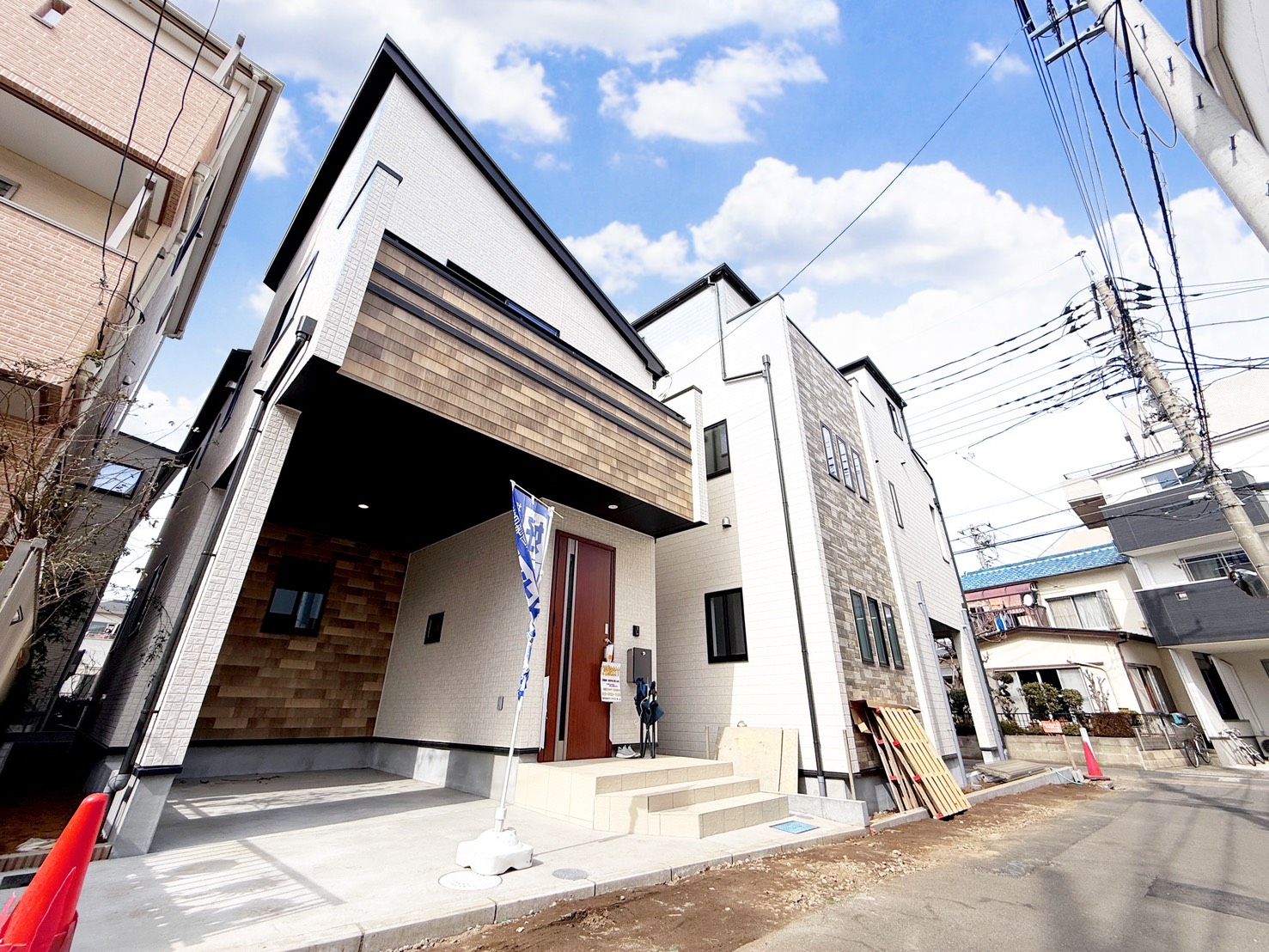 土呂駅徒歩4分の便利な立地。小・中学校まで徒歩10分以内でお子様の通学も安心。