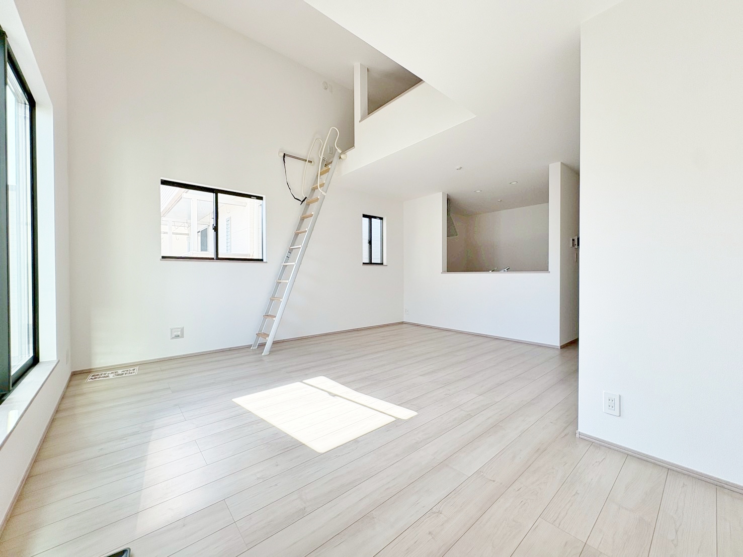 プライバシーを確保しやすく開放的に暮らせる2階リビングプラン。