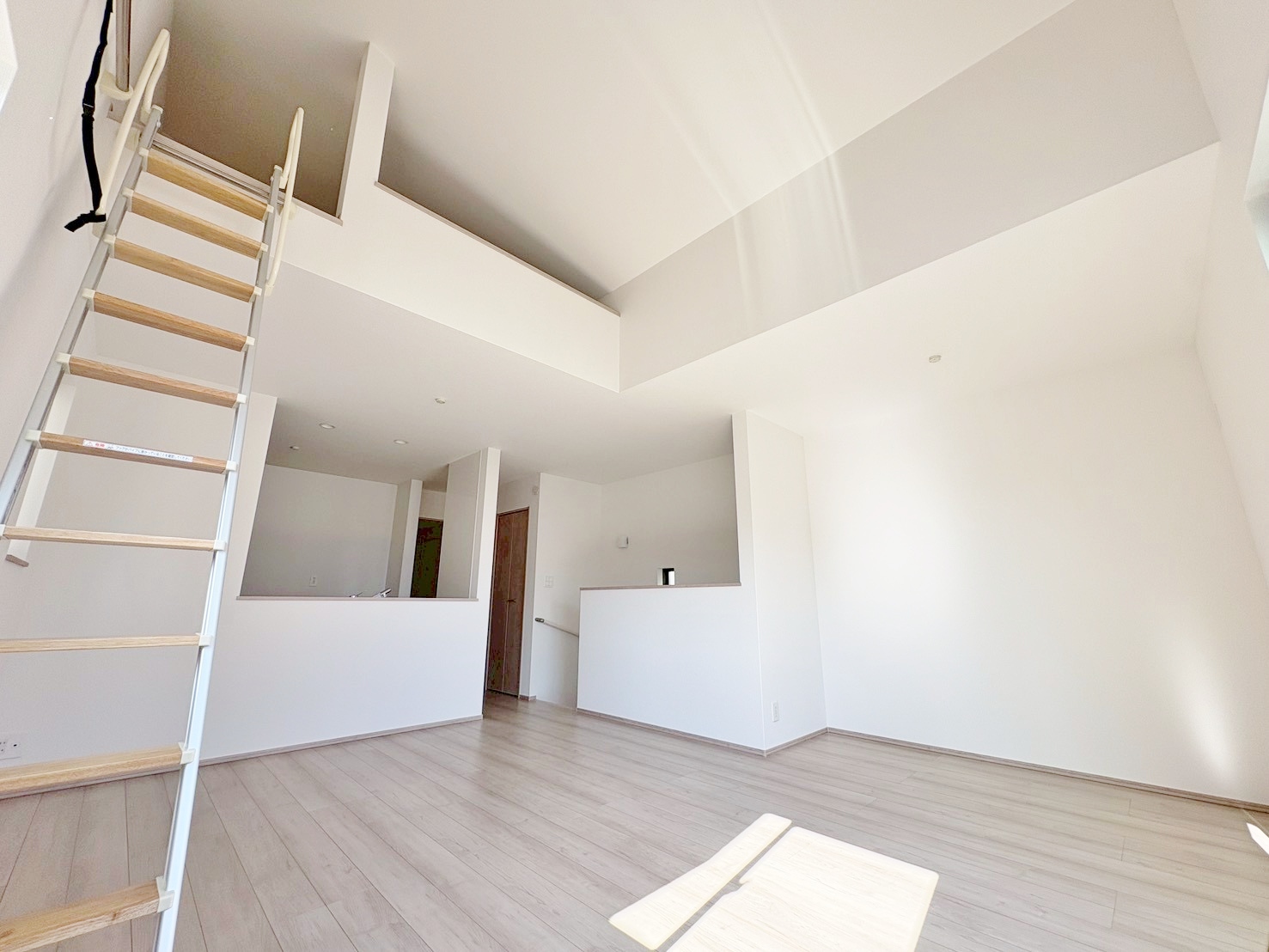 明るくシンプルな色合いで開放的かつリラックスムードあふれるリビング。