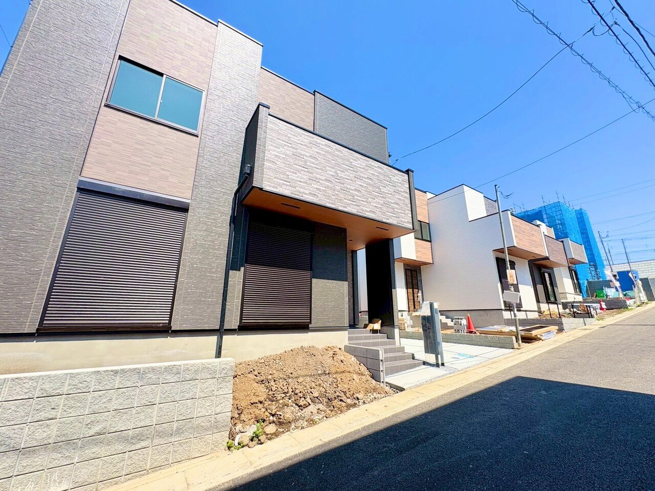 左側が当物件。ルーフバルコニーを設けた快適な邸宅。