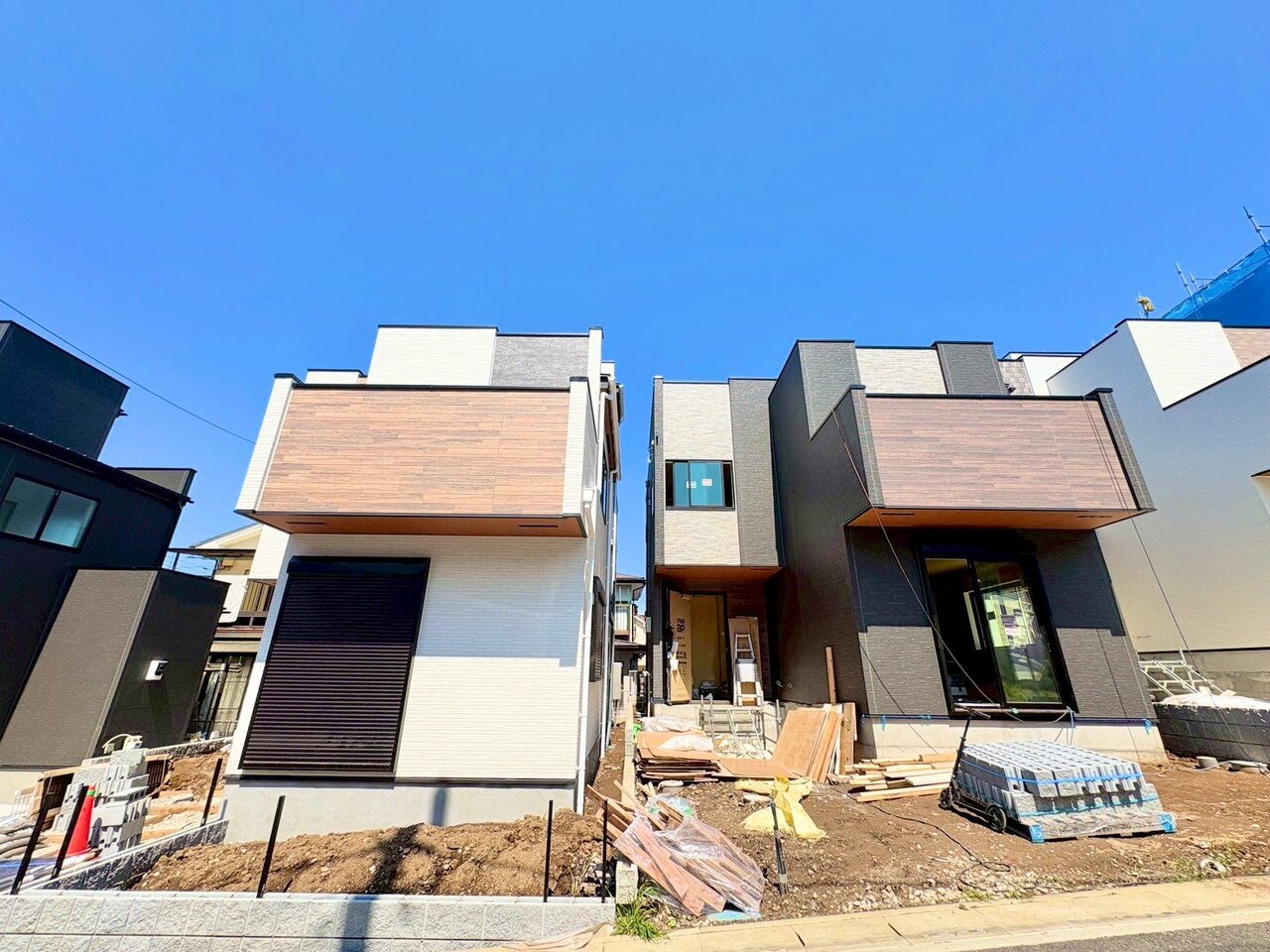 左側が当物件。南浦和駅利用可能な立地。(令和8年4月 撮影)